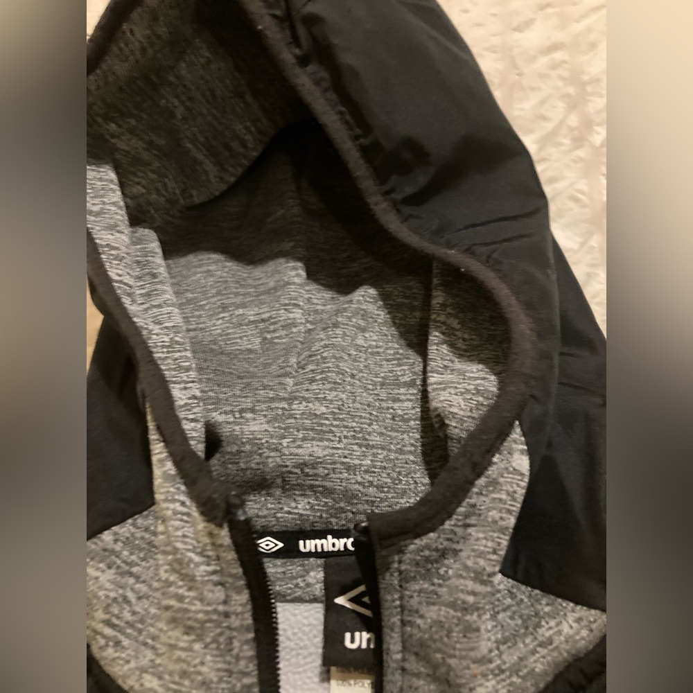 Boys Umbro black and gray jacket - Picture 7 of 9